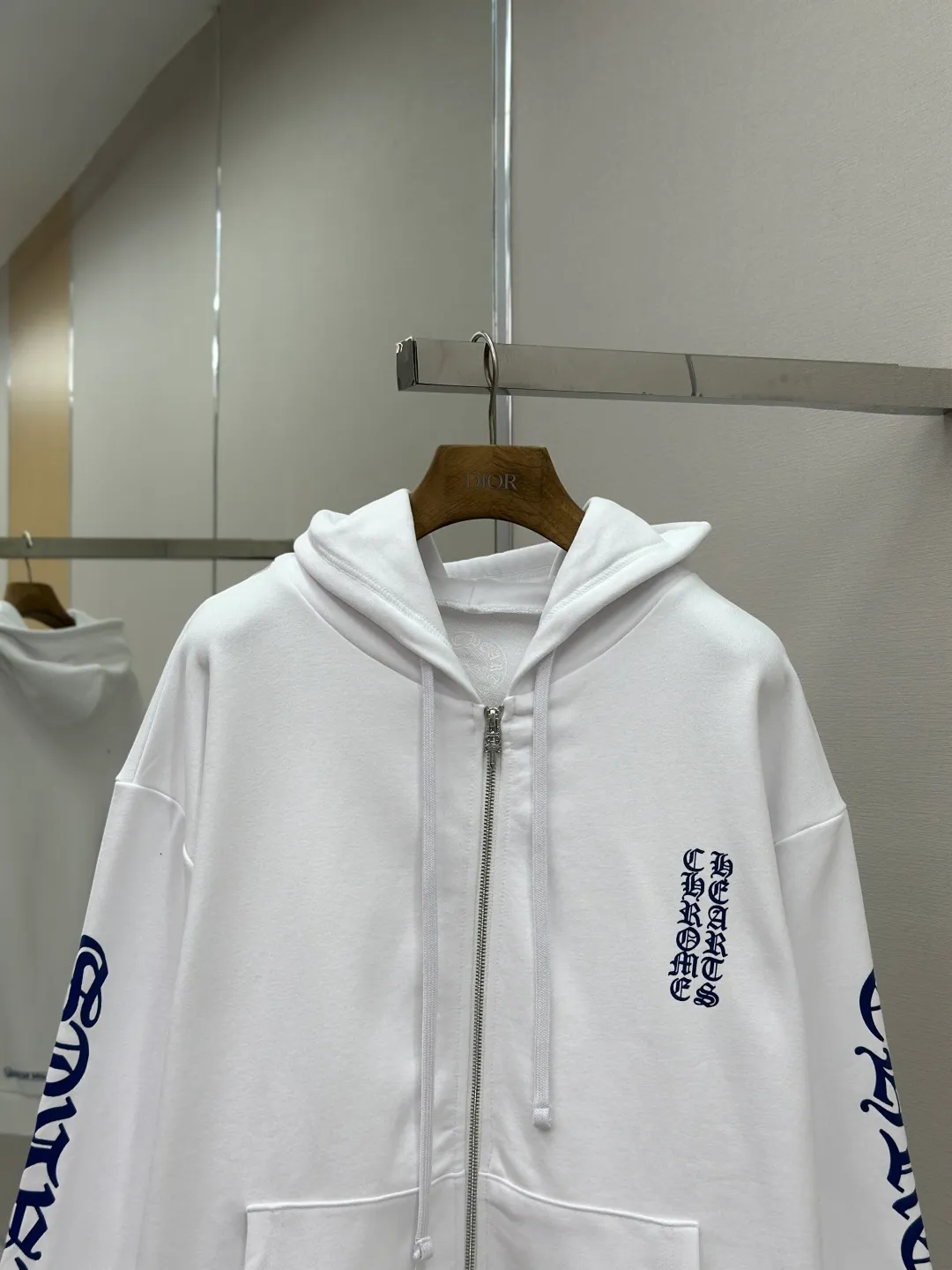 P470 Chrome Hearts letter-printed zipper, custom-made soft cloud-like 100% cotton velvet feel fabric, delicate and smooth, comfortable and close to the skin, with pure white as the base, indigo lines cut neatly into the cracks, Western Gothic text embellishment on the chest, controlling the visual focus and extending vertically from the wrist to the shoulder line, a magical stroke that breaks the monotony. The zipper hooded silhouette deconstructs the lazy drape carrying velvet. When Gothic font meets all white, it retains the coolness of Gothic. The purity of white dissolves the depression of darkness, giving concrete expression to the sweet-cool balance and unlocking a multi-faceted style. Process 1: Use glue printing. The printing is modified three times with the film screen. Use glue paint to print the pattern on the fabric. Bake the fabric to fix the printing pattern. Process 2: The fabrics are washed and have a better hand feel. Not easy to deform. Not easy to shrink. Not easy to fade. Maintain long-term beauty. Accessories: Customized CH zipper. Customized CH trademark. Version: Loose fit Size: S M L XL